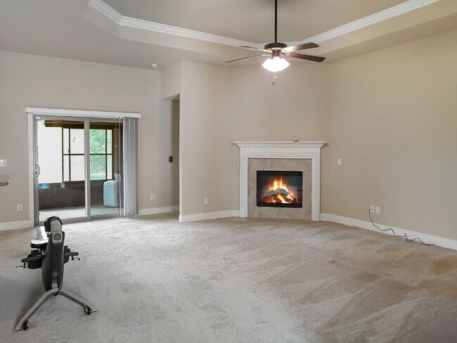 Building Photo - Clean and spacious home!