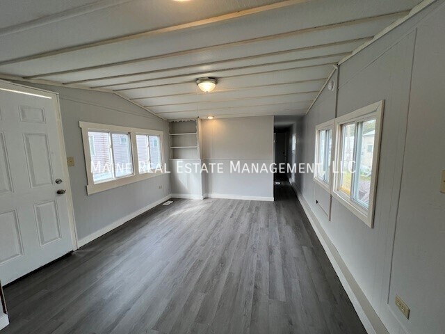 Foto del edificio - 681 Main Rd N