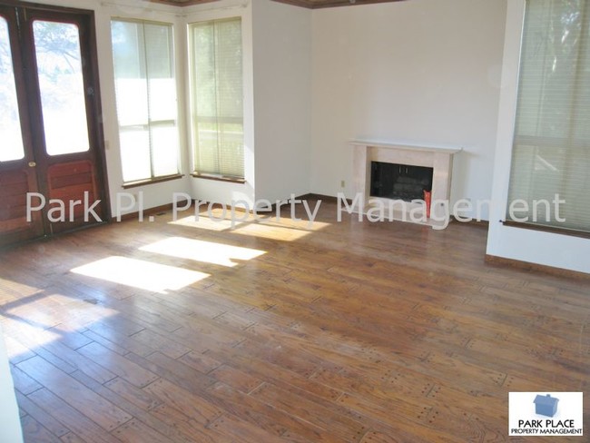 Building Photo - 15996 Grandview Ave