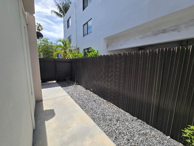 Building Photo - 609 Euclid Ave