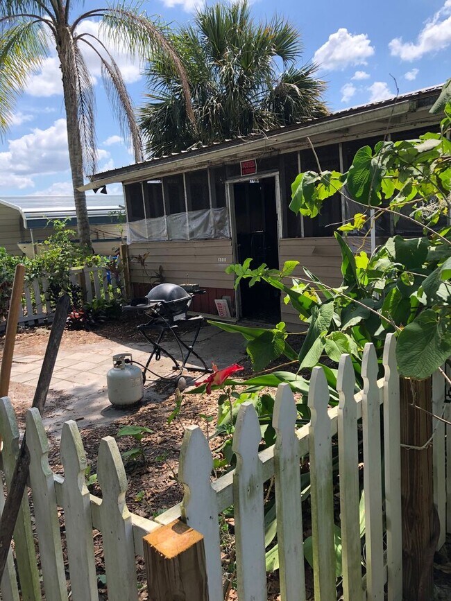 Building Photo - Quaint Deland lakefront home - Available 4...