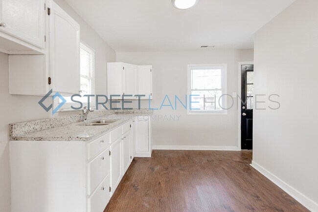 Building Photo - SIGN LEASE BY 2/28 AND GET $250 OFF FIRST ...