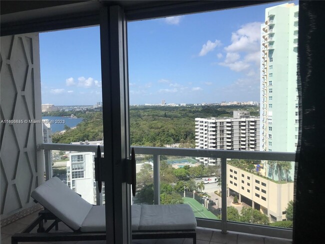 Foto del edificio - 2451 Brickell Ave