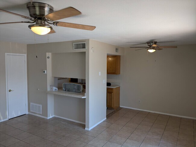 ¡Condominio de 3 dormitorios y 1 baño disponible ahora! - 5436 W Sheena Dr