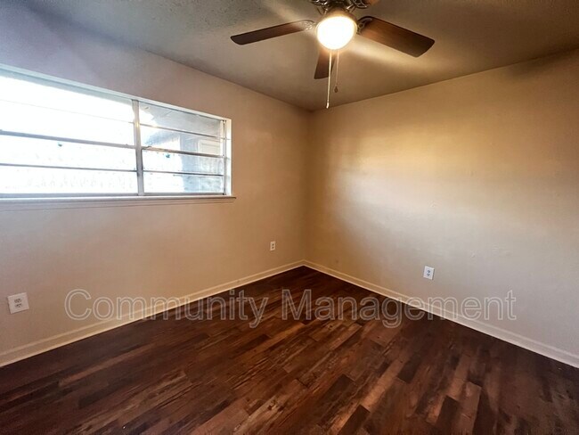 Foto del edificio - 1529 N Marque Ann Dr