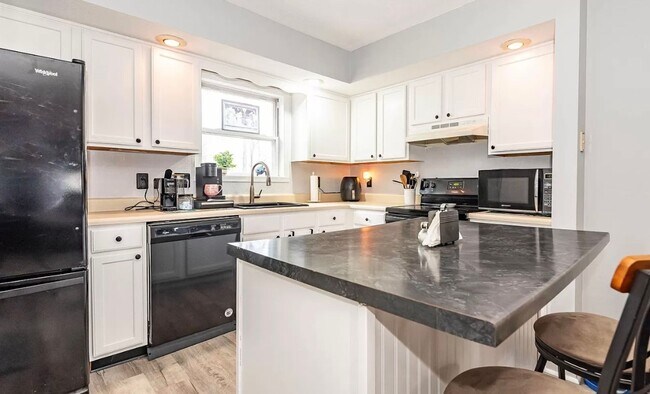 Building Photo - Forest View - Available Now