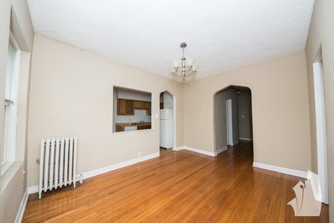 Building Photo - 645 W Buckingham Pl