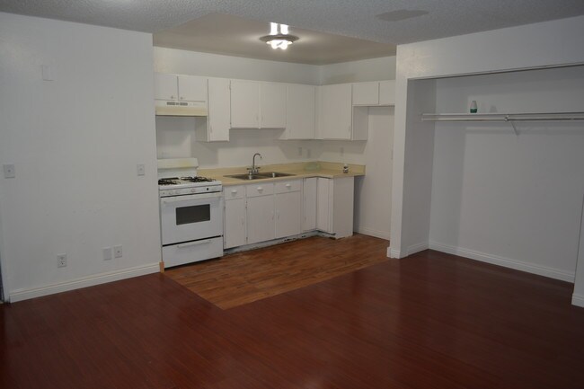 Building Photo - 235 S Mariposa Ave