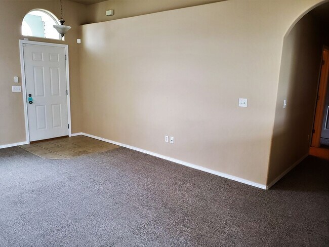 Building Photo - Bright and Welcoming 3 BR/2 BA Five Mile R...