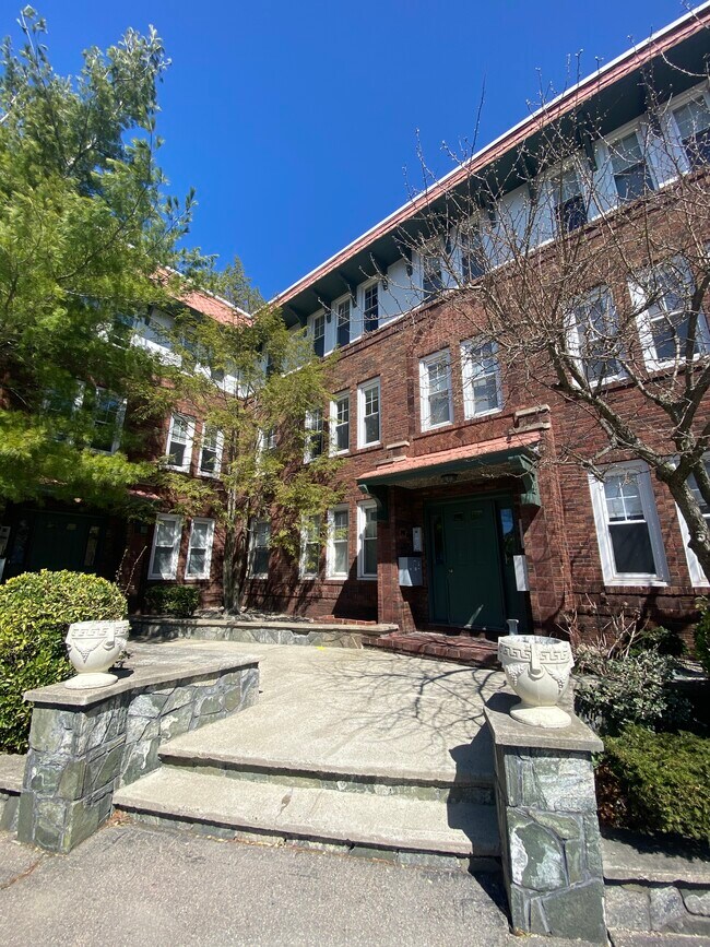Building Photo - 142 Irving Ave
