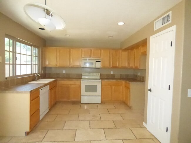 Building Photo - Gated community in convenient location!