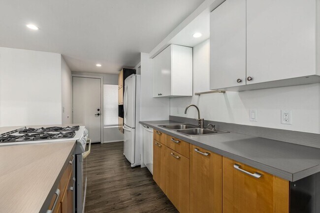 Foto del edificio - First Month Free - Two Bedroom Townhome in Garfield District!