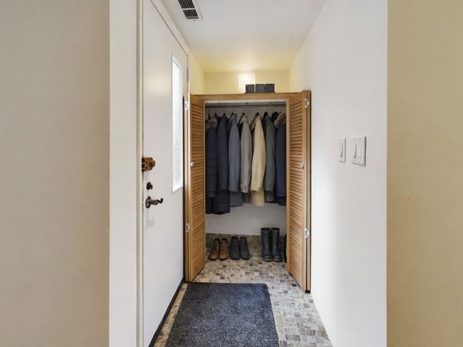 Building Photo - Bright 1 bed 1 bath, private patio, FREE covered garage parking, free water and gas, gated commun...