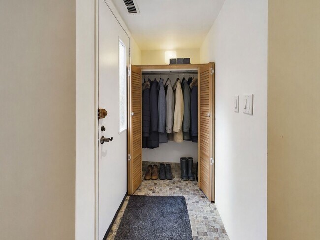Foto del edificio - Bright 1 bed 1 bath, private patio, FREE covered garage parking, free water and gas, gated commun...