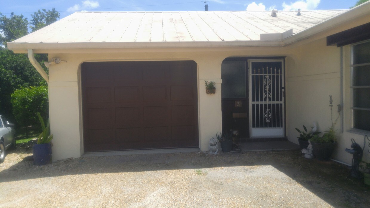 Garage & Front Entry - 2417 Magdalina Dr