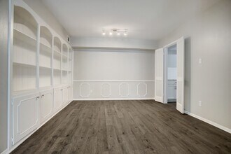 Building Photo - 353 N Post Oak Ln