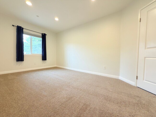 Foto del edificio - Spacious 4-Bedroom Home in Private Sylmar ...