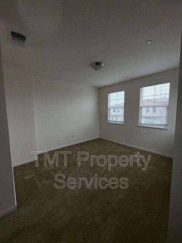 Foto del edificio - 4478 Louvre Ln