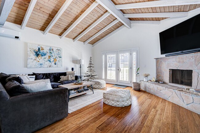 Foto del edificio - REMODELED, BRIGHT & AIRY HOME ON ONE OF TH...