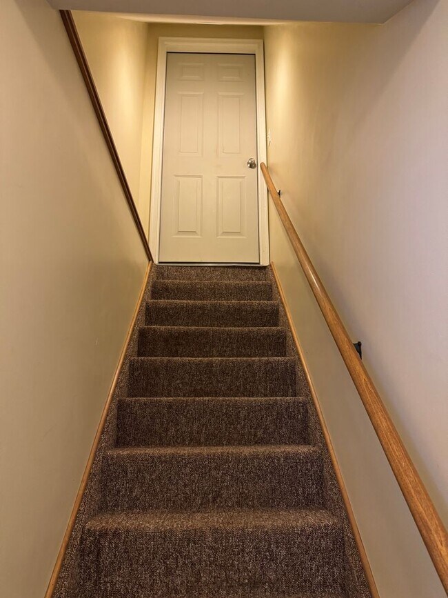 Foto del edificio - 2 bedroom 1 bath second floor unit