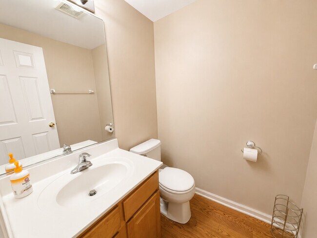Foto del edificio - 505 Cary Woods Cir