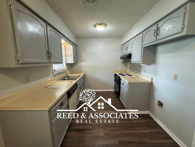 Foto del edificio - 3 Bedroom in Hickory Ridge - South Riverdale