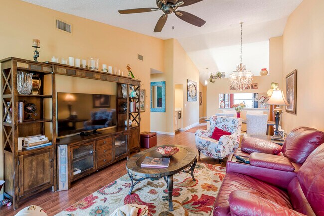 Building Photo - 1502 Pinecrest Cir