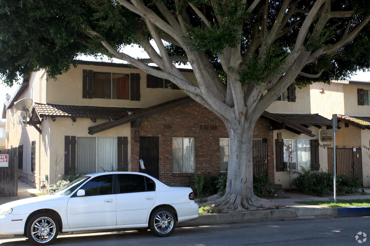 Building Photo - Holly Oak