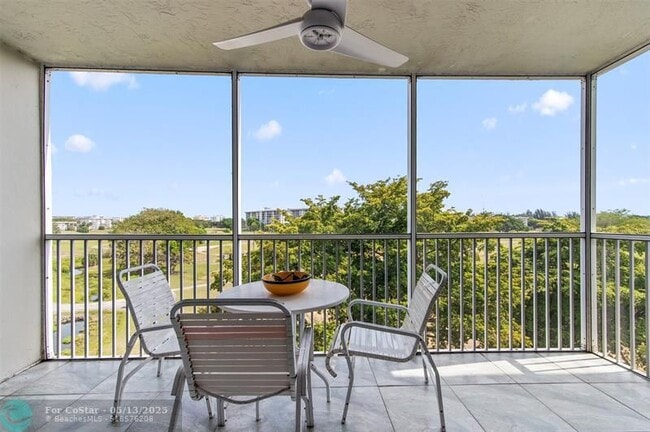 Building Photo - 2901 S Palm Aire Dr