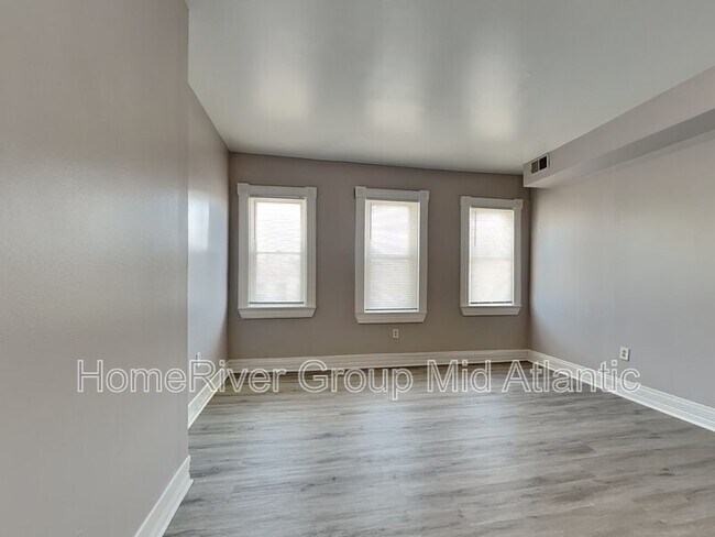 Building Photo - 702 Dolphin St