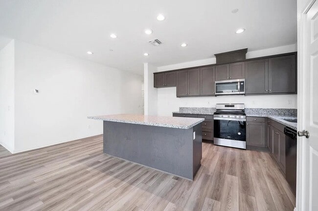 Building Photo - 3315 S Primrose Dr