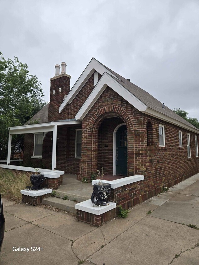 Foto principal - 2042 S Washington St