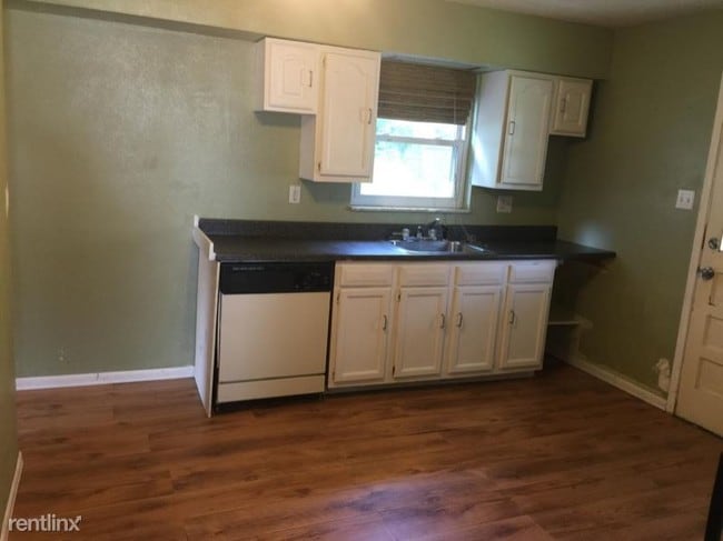 Building Photo - 3 br, 1 bath House - 3160 Broadway Avenue