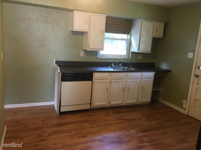 Foto del edificio - 3 br, 1 bath House - 3160 Broadway Avenue