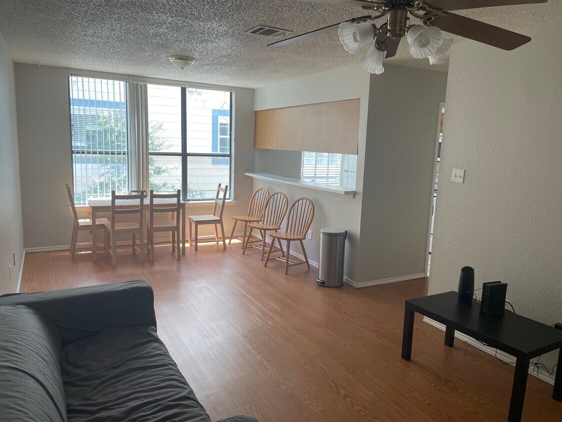 Sala de estar - 2409 Leon St