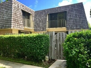 Building Photo - 221 Lake Arbor Dr