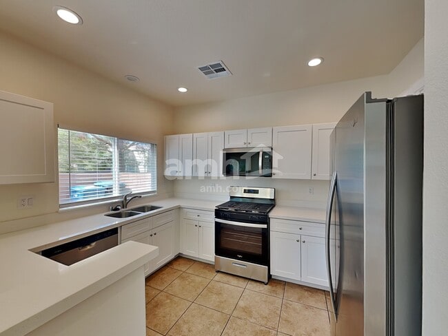 Foto del edificio - 1029 Maple Pines Ave