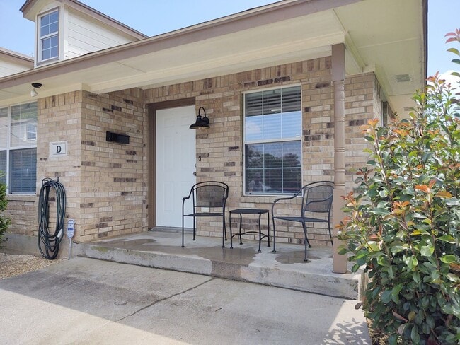 Building Photo - $1195 - Charming duplex in Pilot Point