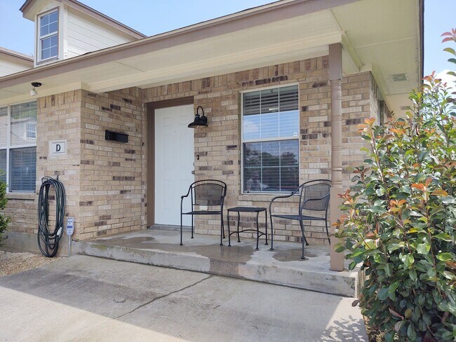 Foto del edificio - $1195 - Charming duplex in Pilot Point