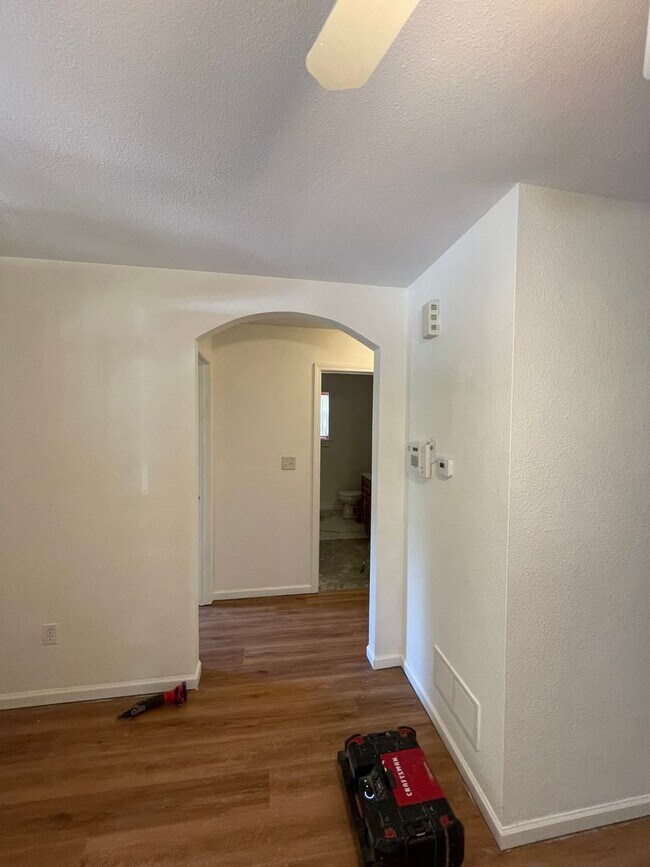 Building Photo - Cute 3 bed 2 bath House