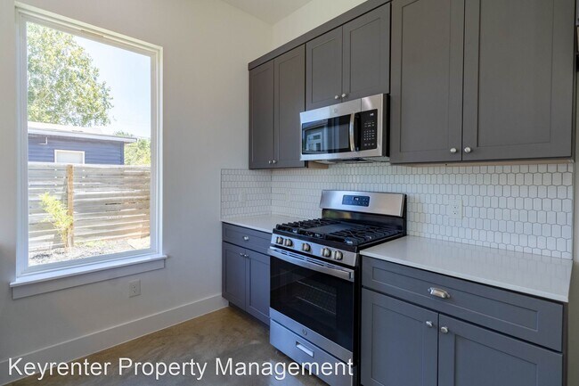 Foto del edificio - 2 br, 2.5 bath House - 6304 Laird Dr. #2