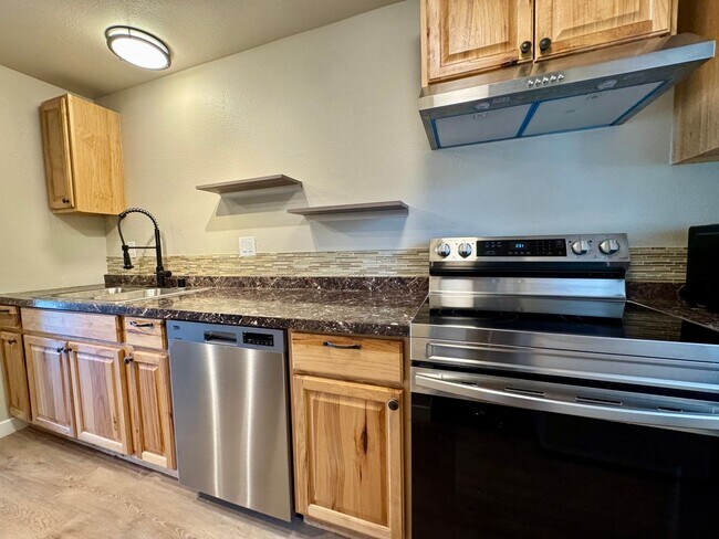 Foto del edificio - Downtown Poulsbo water view condo...comple...