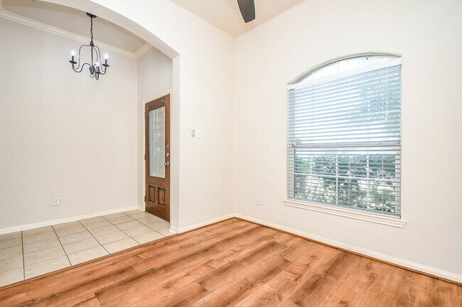 Foto del edificio - 6030 Wildbriar Ln