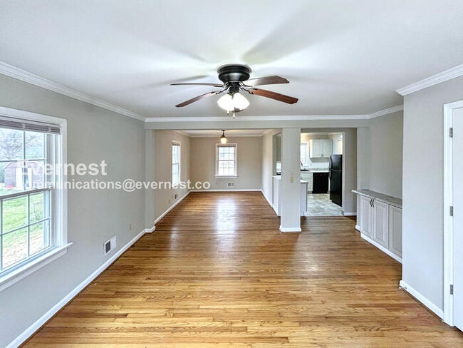 Building Photo - Cozy 3 Bed, 1.5 Bath Home with Fenced Yard and Off-Street Parking