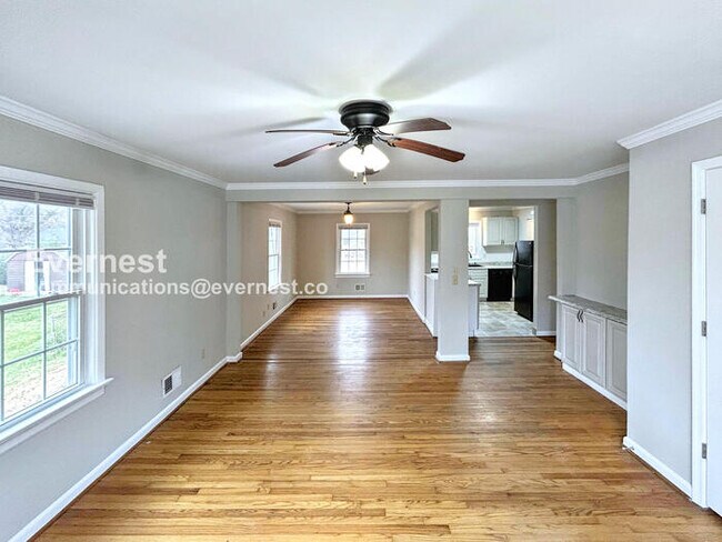 Foto del edificio - Cozy 3 Bed, 1.5 Bath Home with Fenced Yard and Off-Street Parking