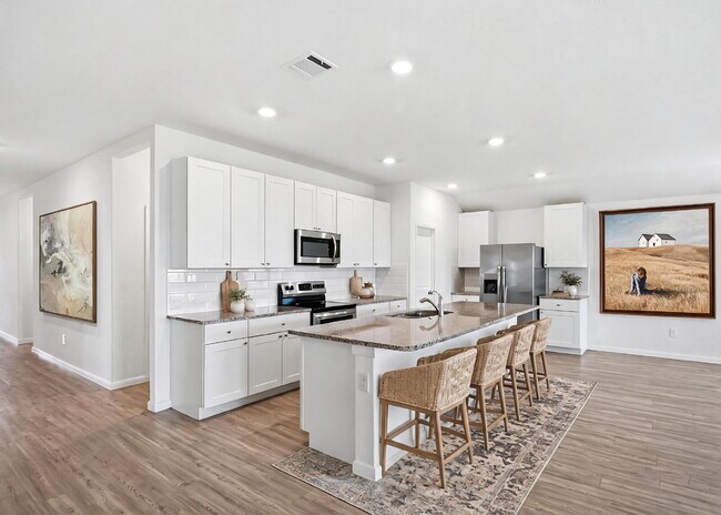Foto del edificio - 4 Bedroom Home with Open Layout and Refrigerator Included
