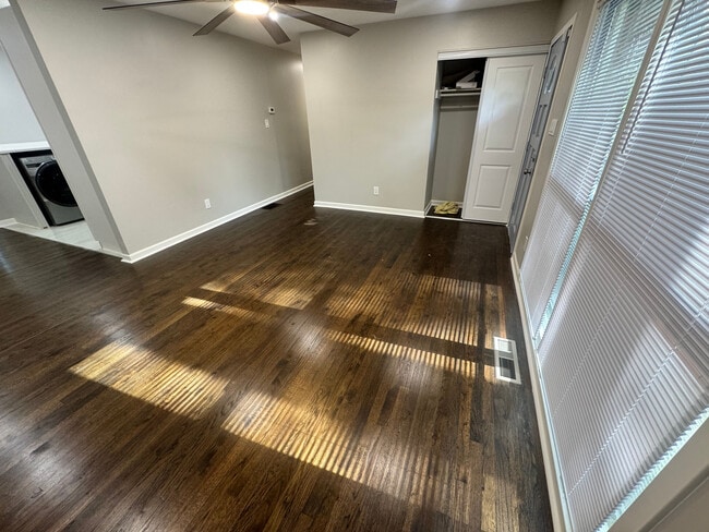Building Photo - Room in House on Sheppard Dr