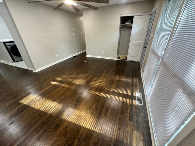 Foto del edificio - Room in House on Sheppard Dr
