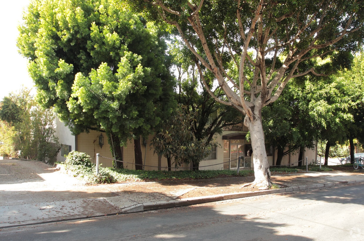 2704 4th St - Casa