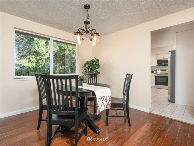 Foto del edificio - Spacious Updated Split Level In Federal Way